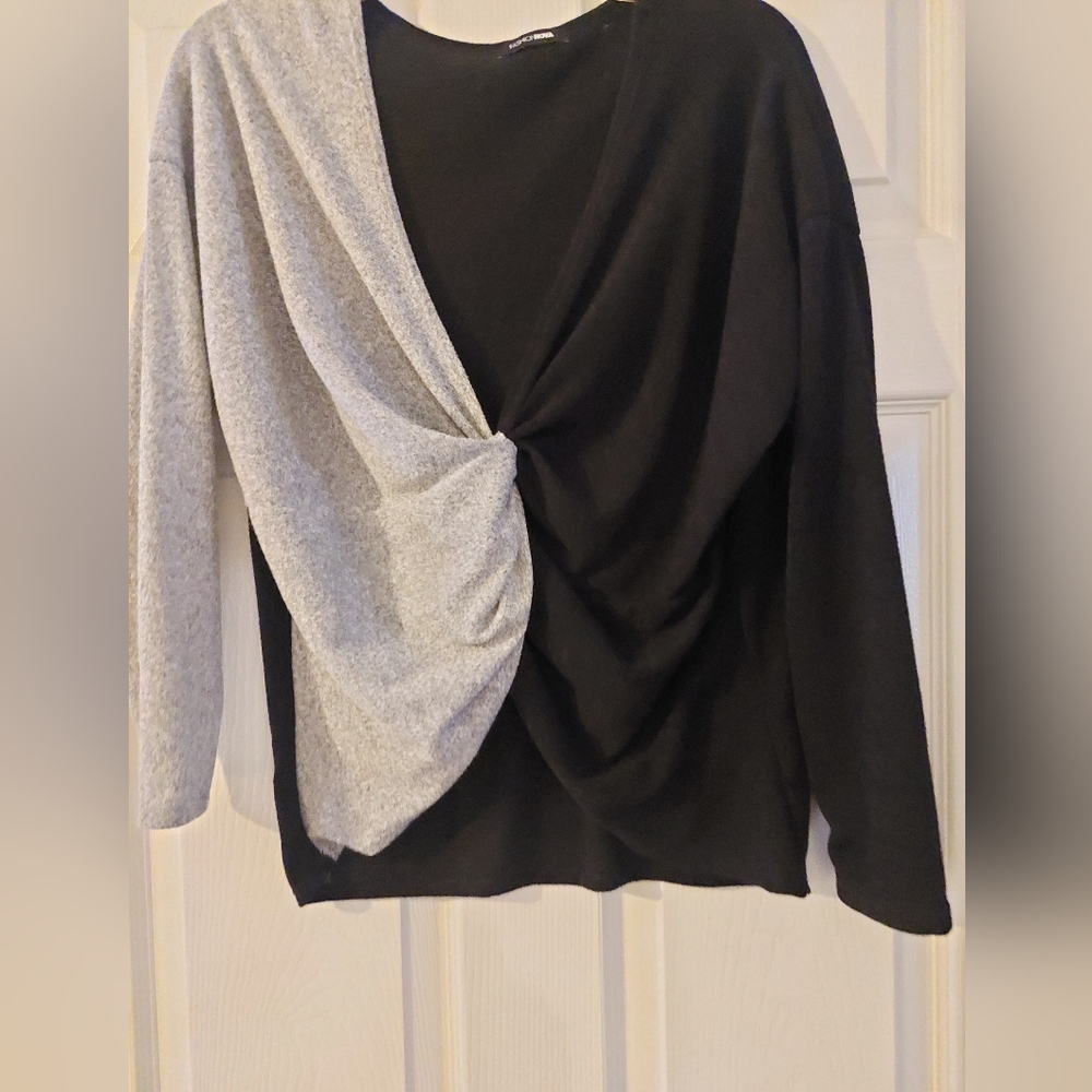 Fashion Nova Black & Grey sweater V neckline , twisted knot in front size small